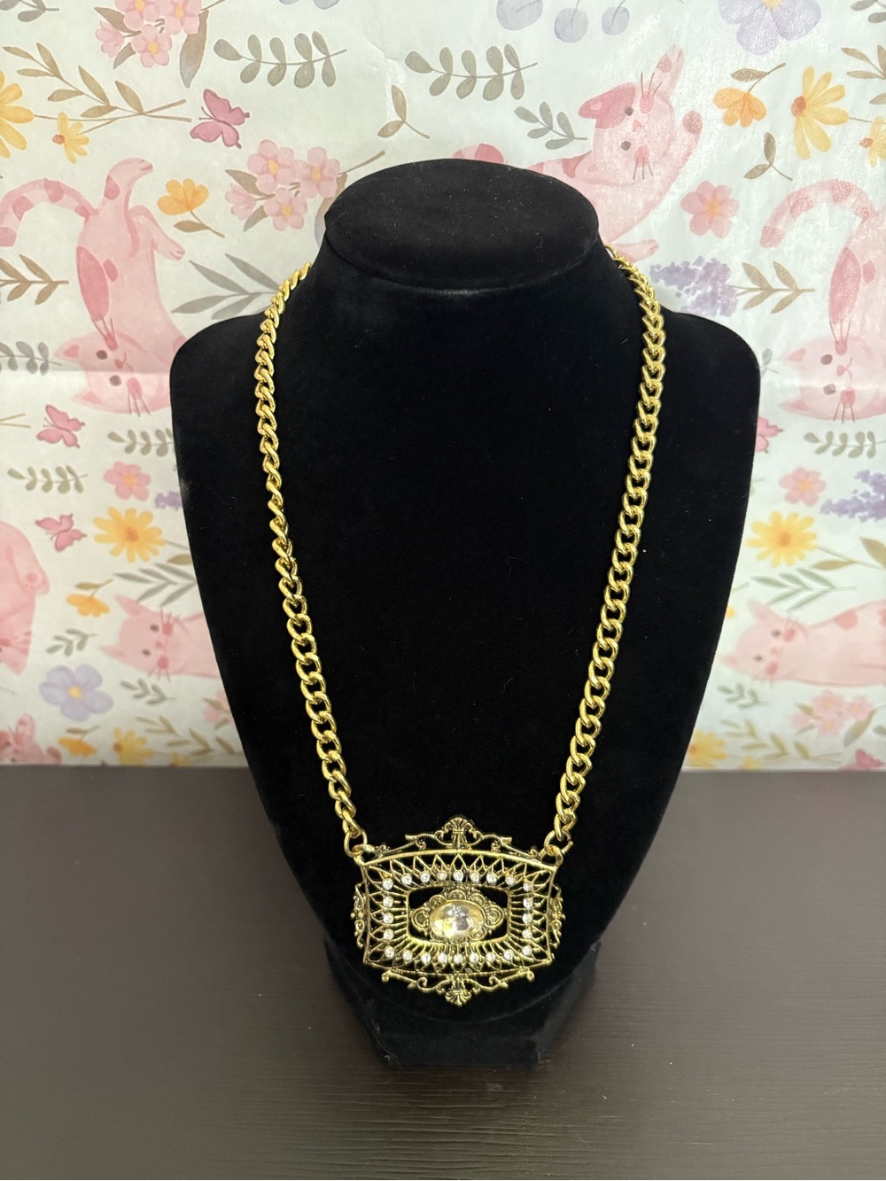Yochi NY Gold tone Filigree Ornate Pendant Necklace. Antique look. EUC